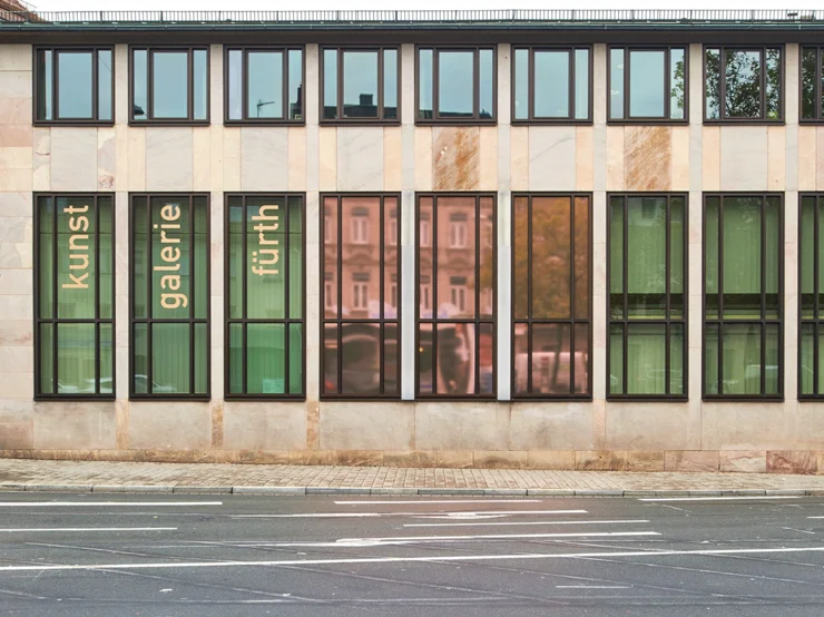 Drei Fenster der kunst galerie fürth mit einer rötlichen Folie beklebt
