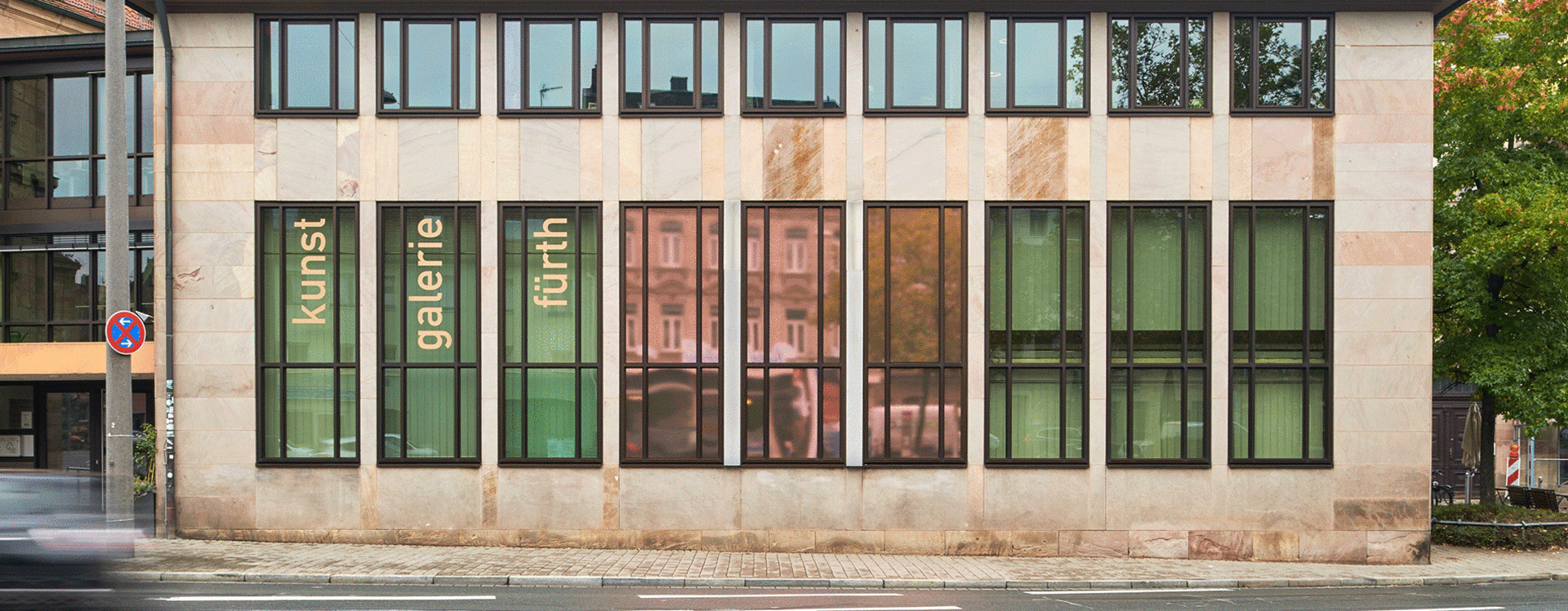 Drei Fenster der kunst galerie fürth mit einer rötlichen Folie beklebt