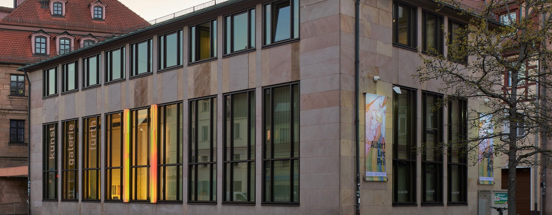 Außenansicht auf die Fensterfront der Kunstgalerie Fürth.