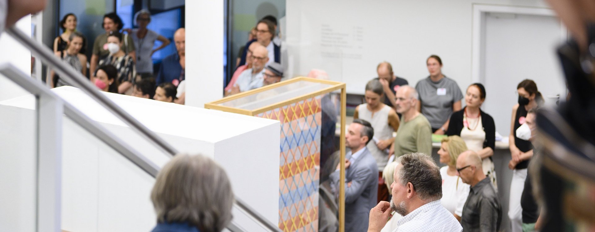Gruppe interessierte Besucherinnen und Besucher in der Kunstgalerie Fürth