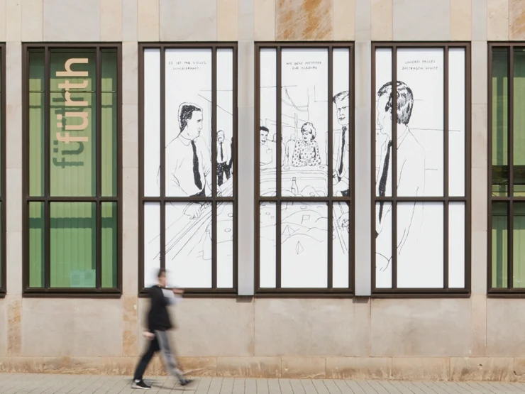 Schwarz-weiße Linienzeichnung von vier Personen in einem Büro auf drei großen Fenstern der kunst galerie fürth 