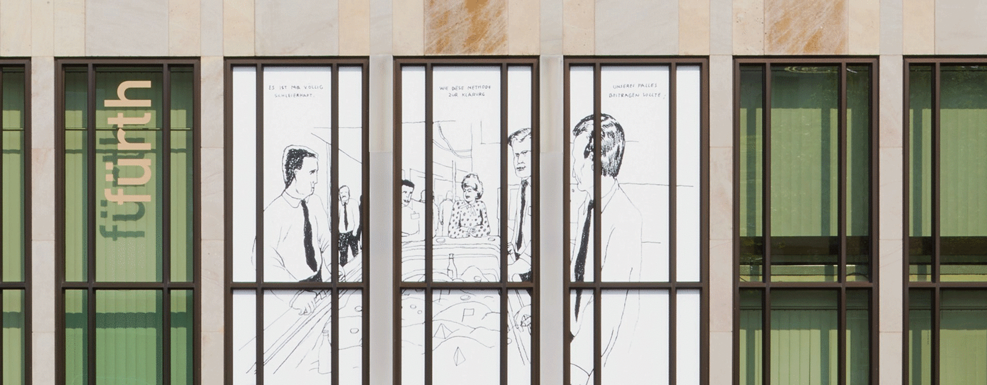 Schwarz-weiße Linienzeichnung von vier Personen in einem Büro auf drei großen Fenstern der kunst galerie fürth 