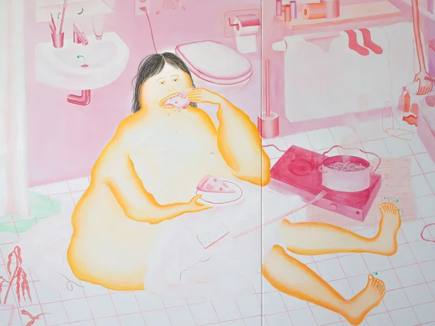 Farbige Zeichnung einer nackten Person mit orangefarbenen Konturen, die auf dem Boden eines Badezimmers sitzt und ein Stück Kuchen hält, umgeben von Badewanne, Waschbecken, Toilette und weiteren Badezimmergegenständen.