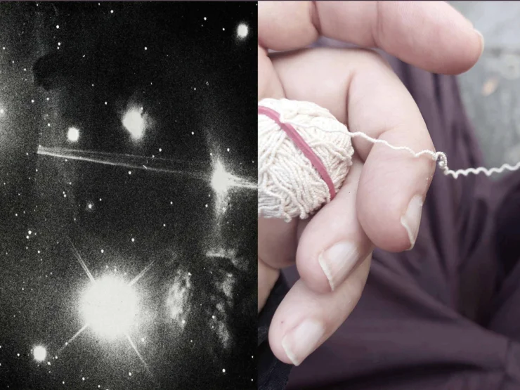 Links schwarz-weiße Aufnahme eines Sternenhimmels mit hellen Lichtpunkten rechts Hand, die eine kleine Wollkugel mit einem roten Faden hält
