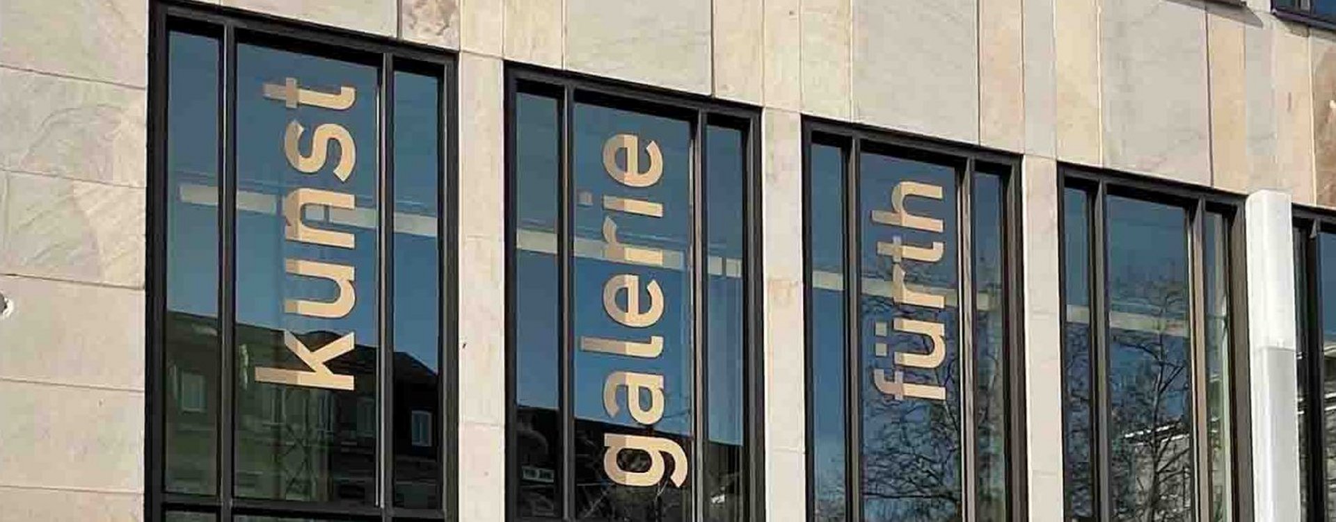 Beschriftung an den Fenstern: kunst galerie fürth