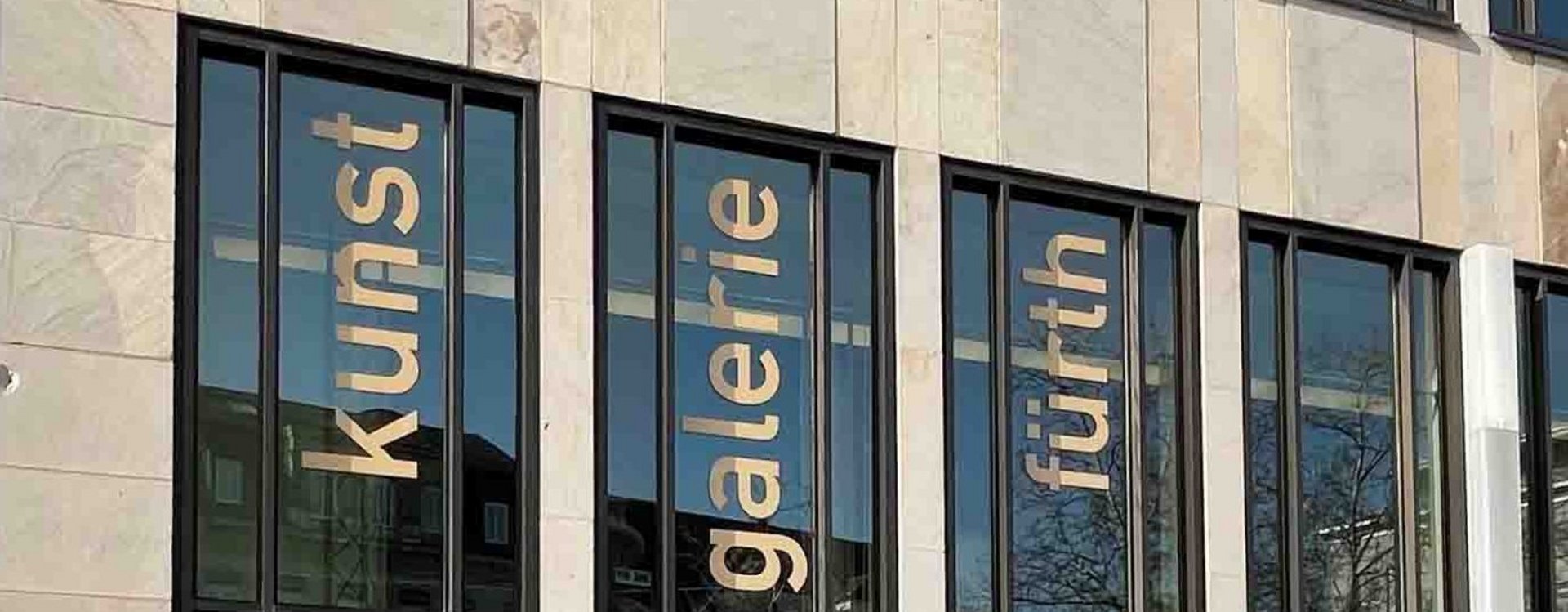 Beschriftung an den Fenstern: kunst galerie fürth