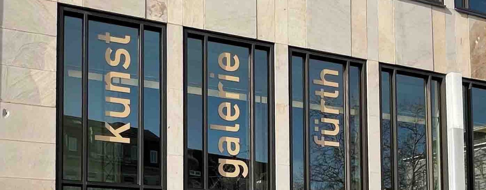 Beschriftung an den Fenstern: kunst galerie fürth