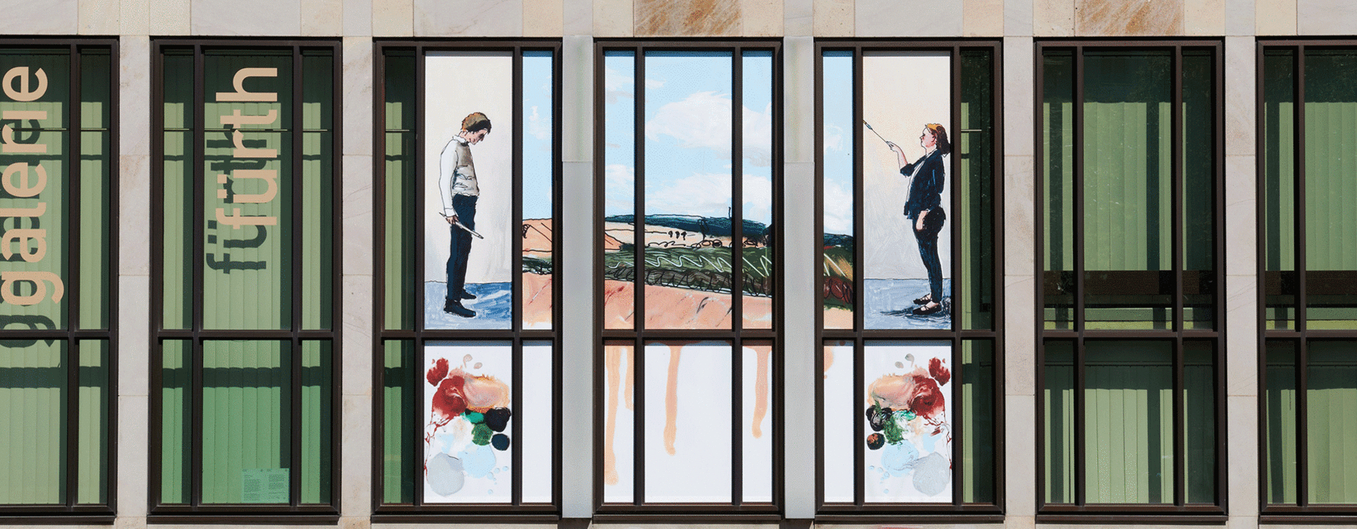 Fassade der kunst galerie fürth mit großen Fenstern, in denen Bilder von zwei Personen und Landschaften zu sehen sind, davor unscharfe Person auf rotem Motorroller